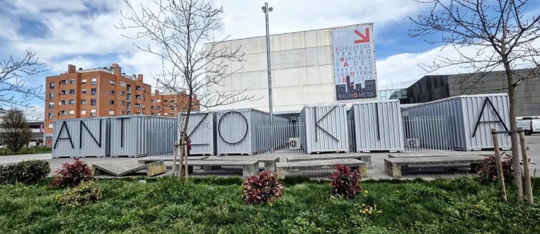 Camerinos y almacenes para el teatro Félix Petite del CC Ibaiondo en el municipio de Vitoria-Gasteiz